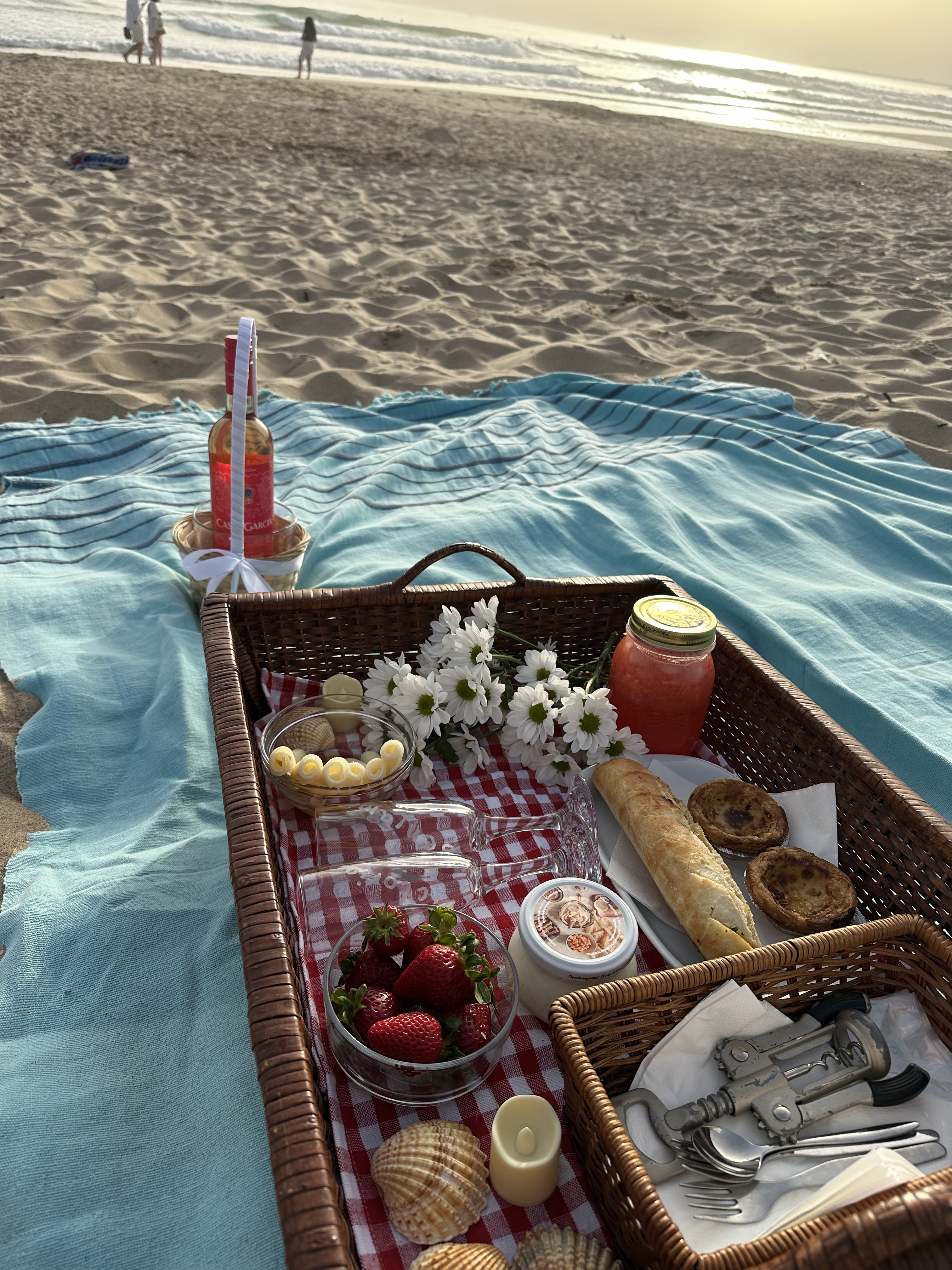 Picnic basket with Portuguese snacks